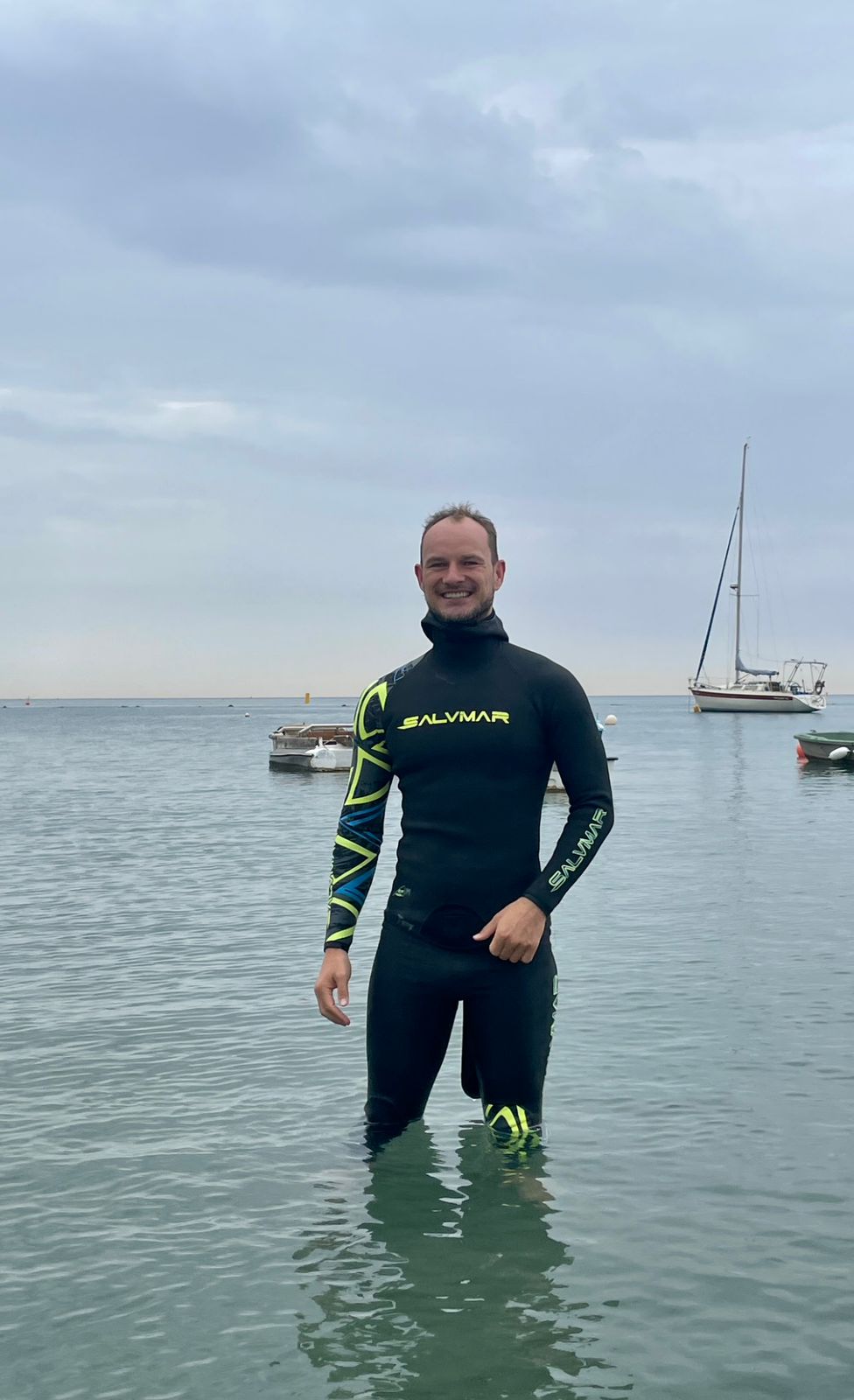 Anthony Wagner beim Freitauchen am Führungsseil im Thunersee